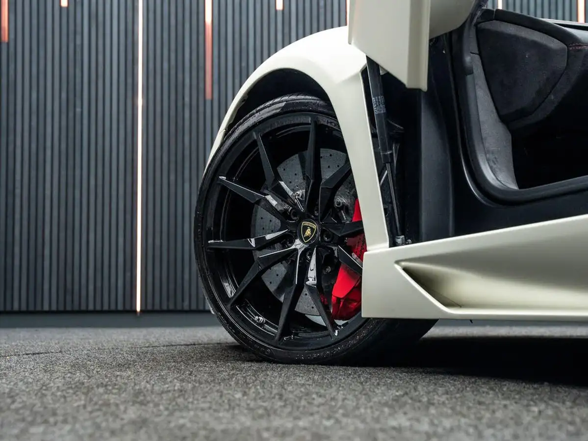 2016-lamborghini-aventador-65-lp-750-4-superveloce-coupe-big-44