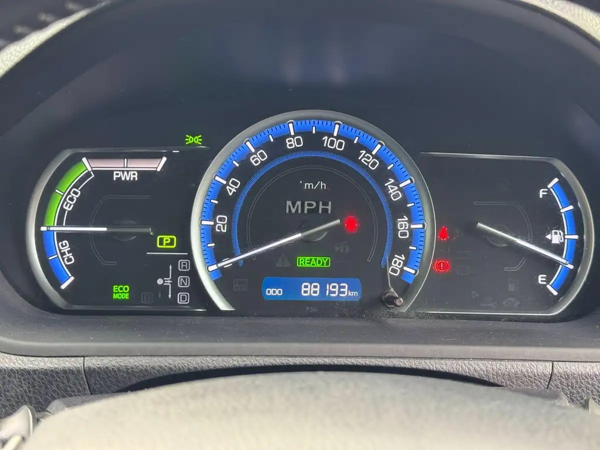 2015-toyota-voxy-18-hybrid-big-28