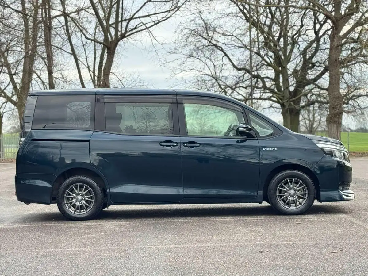 2015-toyota-voxy-18-hybrid-big-4