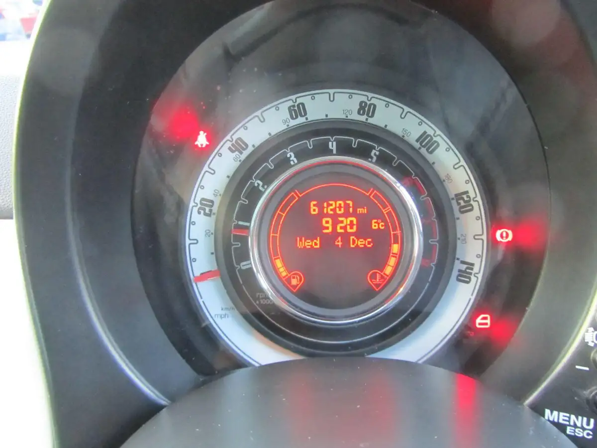 2011-fiat-500-12-lounge-big-2
