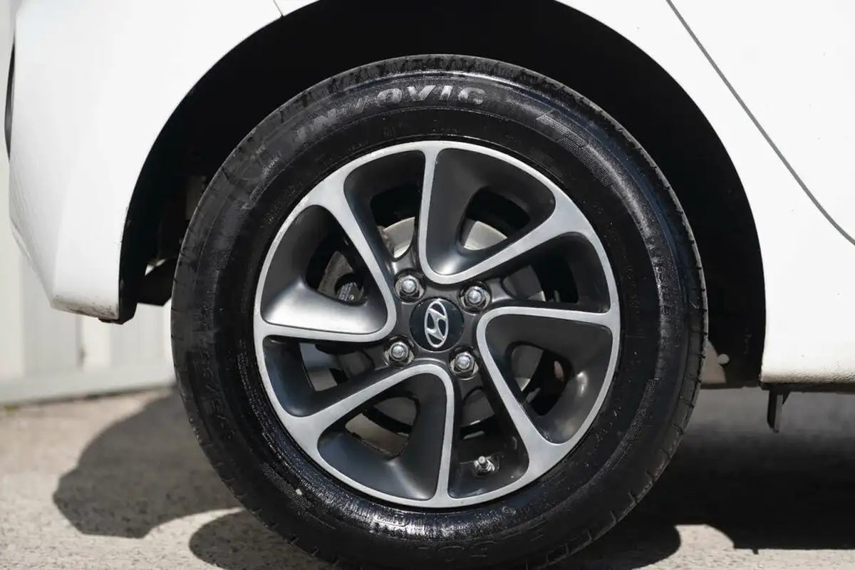 2017-hyundai-i10-12-premium-big-38