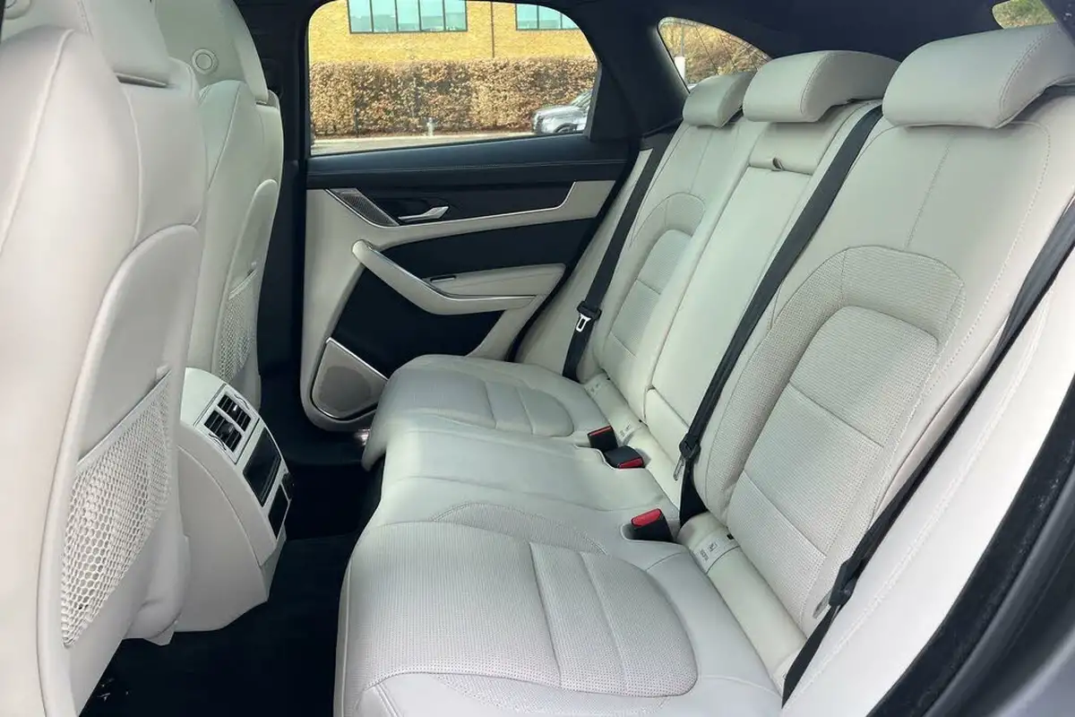 2023-jaguar-f-pace-20-d200-r-dynamic-hse-black-big-42