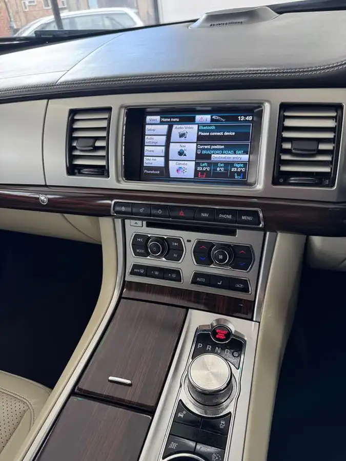 2011-jaguar-xf-30td-s-portfolio-big-12