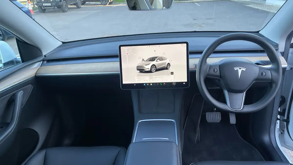 2022-tesla-model-y-e-long-range-big-13