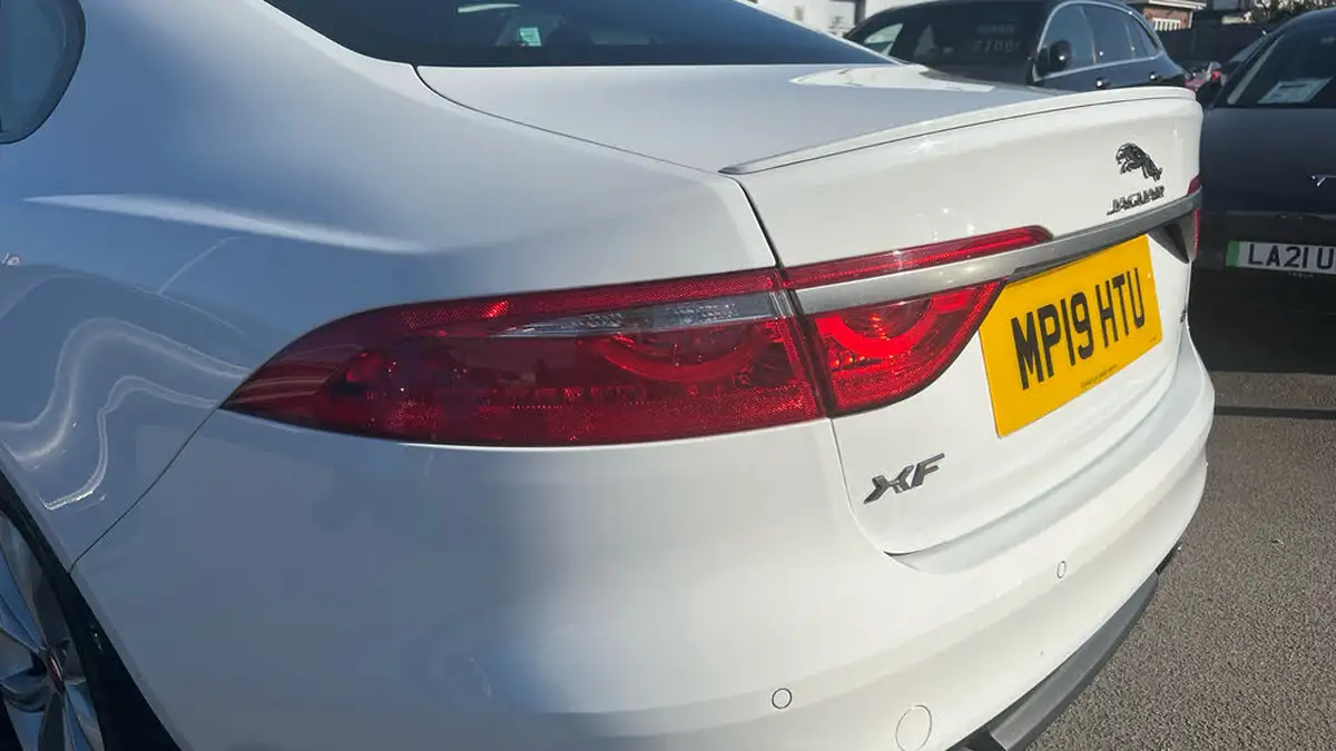 2019-jaguar-xf-20i-r-sport-250ps-ss-saloon-4d-big-18