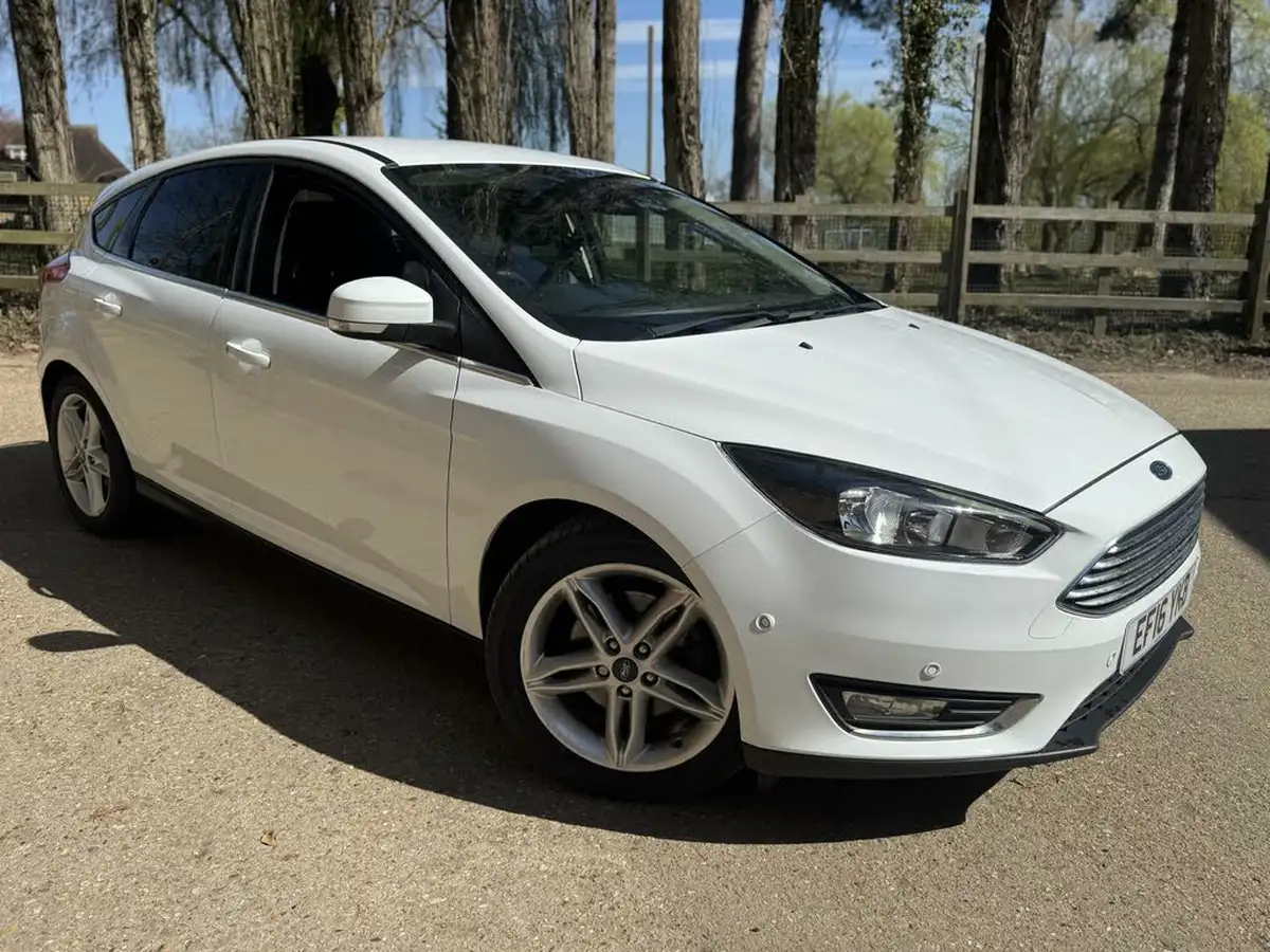 2016-ford-focus-15t-titanium-hatchback-big-10