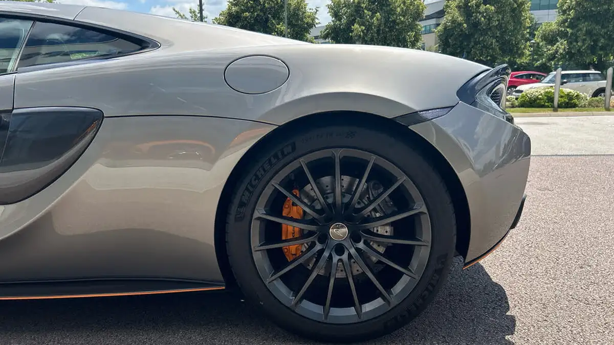 2017-mclaren-570gt-38-big-11