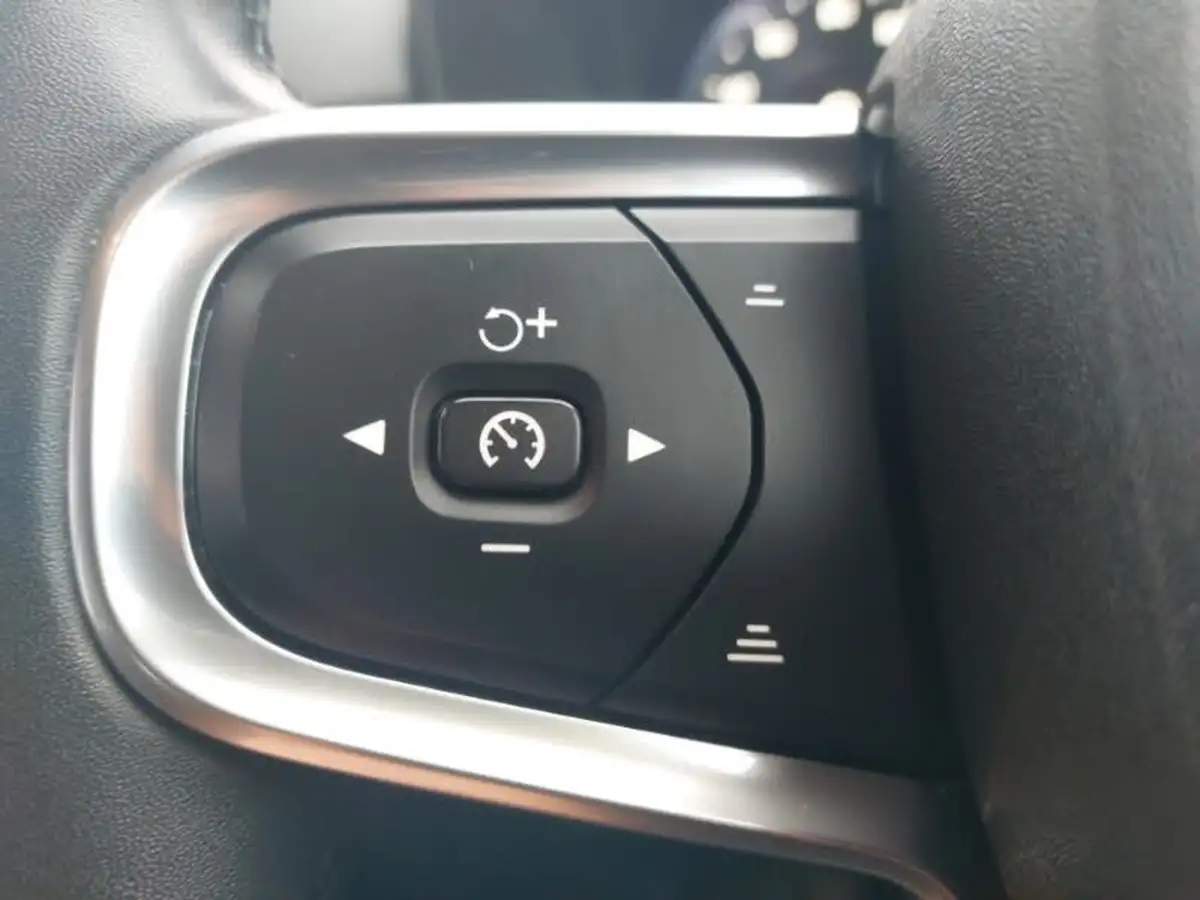 2022-volvo-xc40-15-t4-inscription-expression-big-12