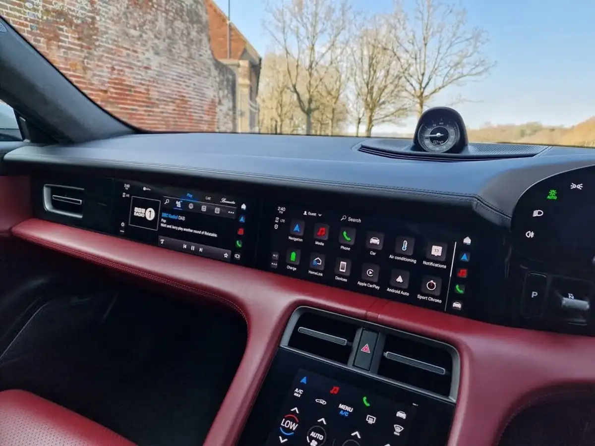 2021-porsche-taycan-e-turbo-s-big-12
