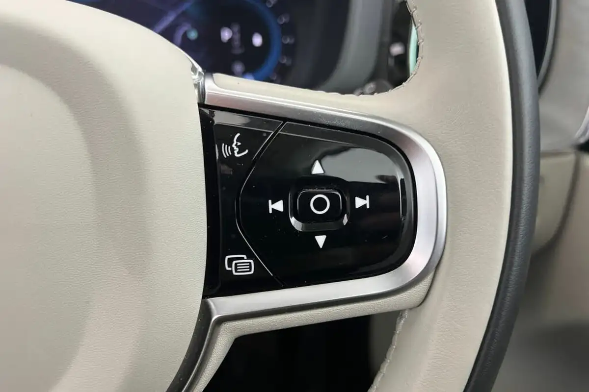 2024-volvo-xc60-20-b5-ultra-dark-big-11