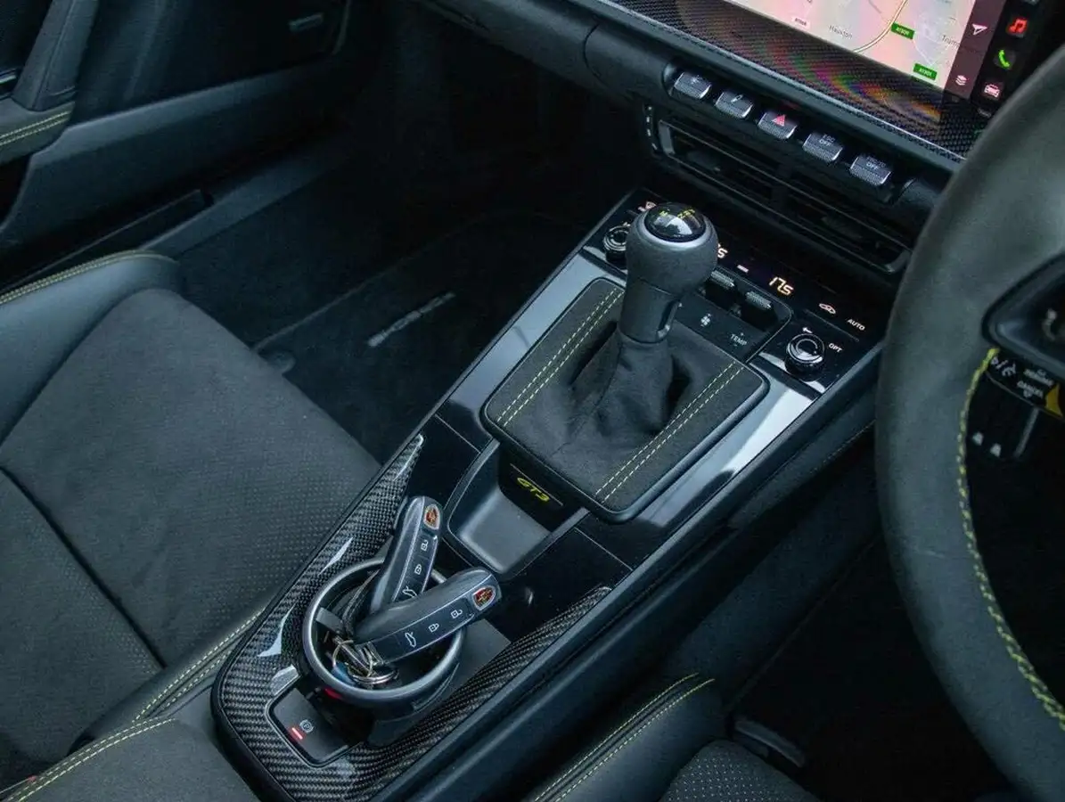 2022-porsche-911-40-gt3-rwd-big-10