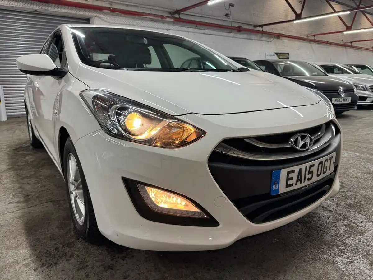 2015-hyundai-i30-14-active-5d-big-50