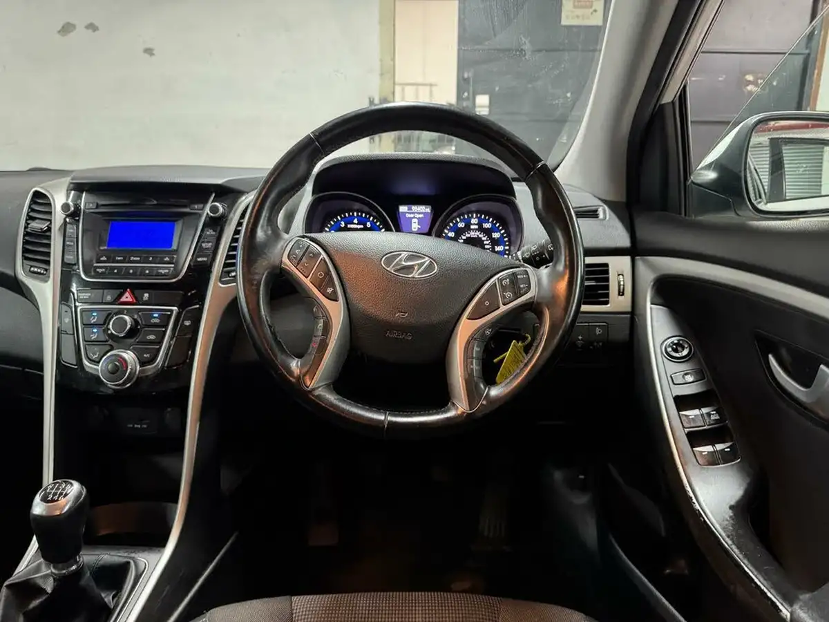 2015-hyundai-i30-14-active-5d-big-26