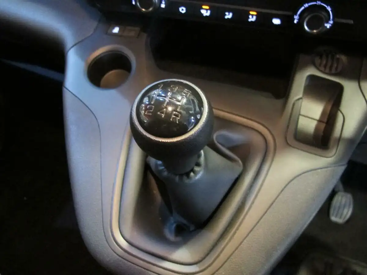 2021-toyota-proace-city-15d-active-100hpeu6dt-e-big-25