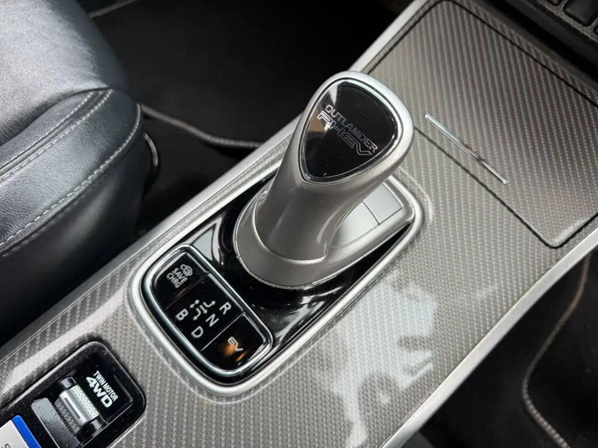 2020-mitsubishi-outlander-24-dynamic-phev-big-26