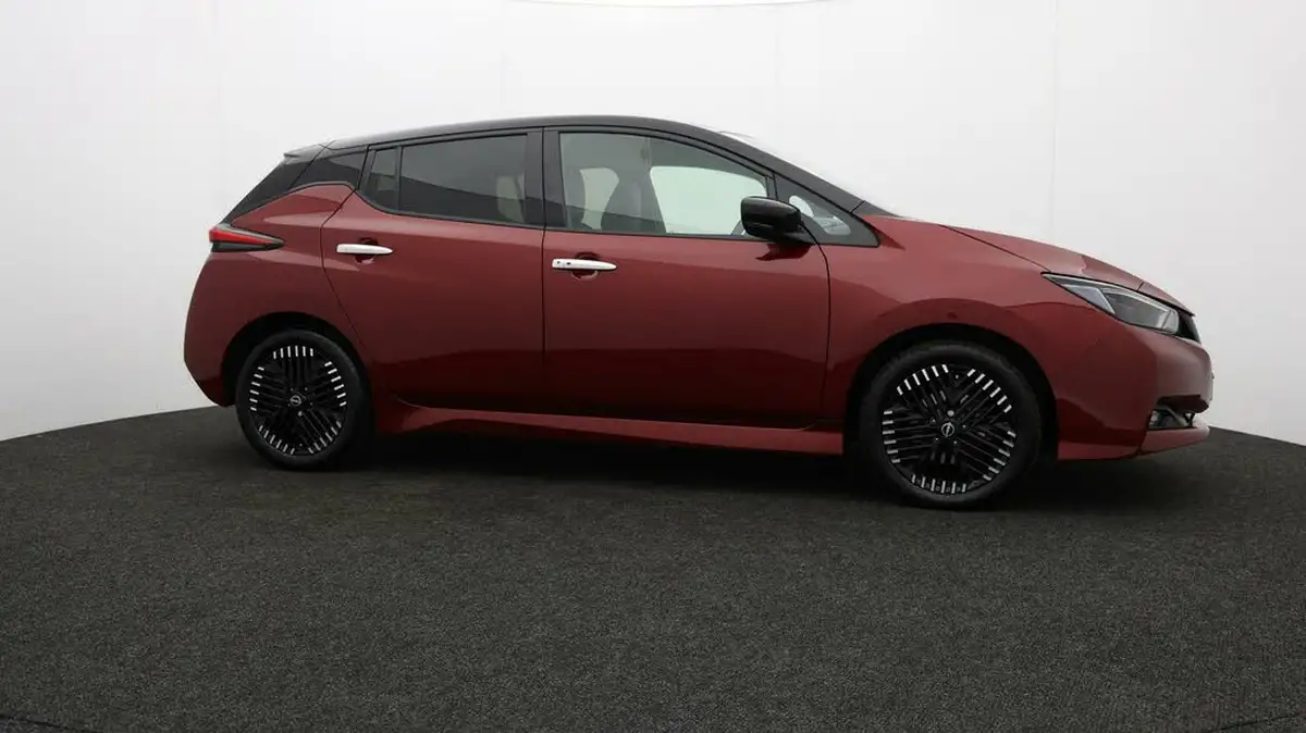 2023-nissan-leaf-e-tekna-39kwh-big-42
