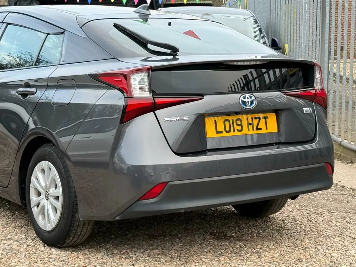 2019-toyota-prius-big-11