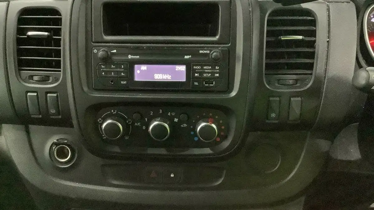 2020-nissan-nv300-big-8