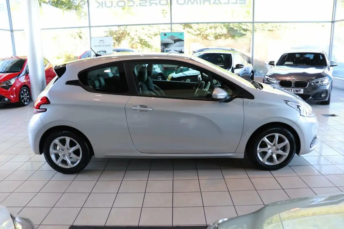2017-peugeot-208-12-puretech-active-82bhp-ss-3d-etg5-big-8
