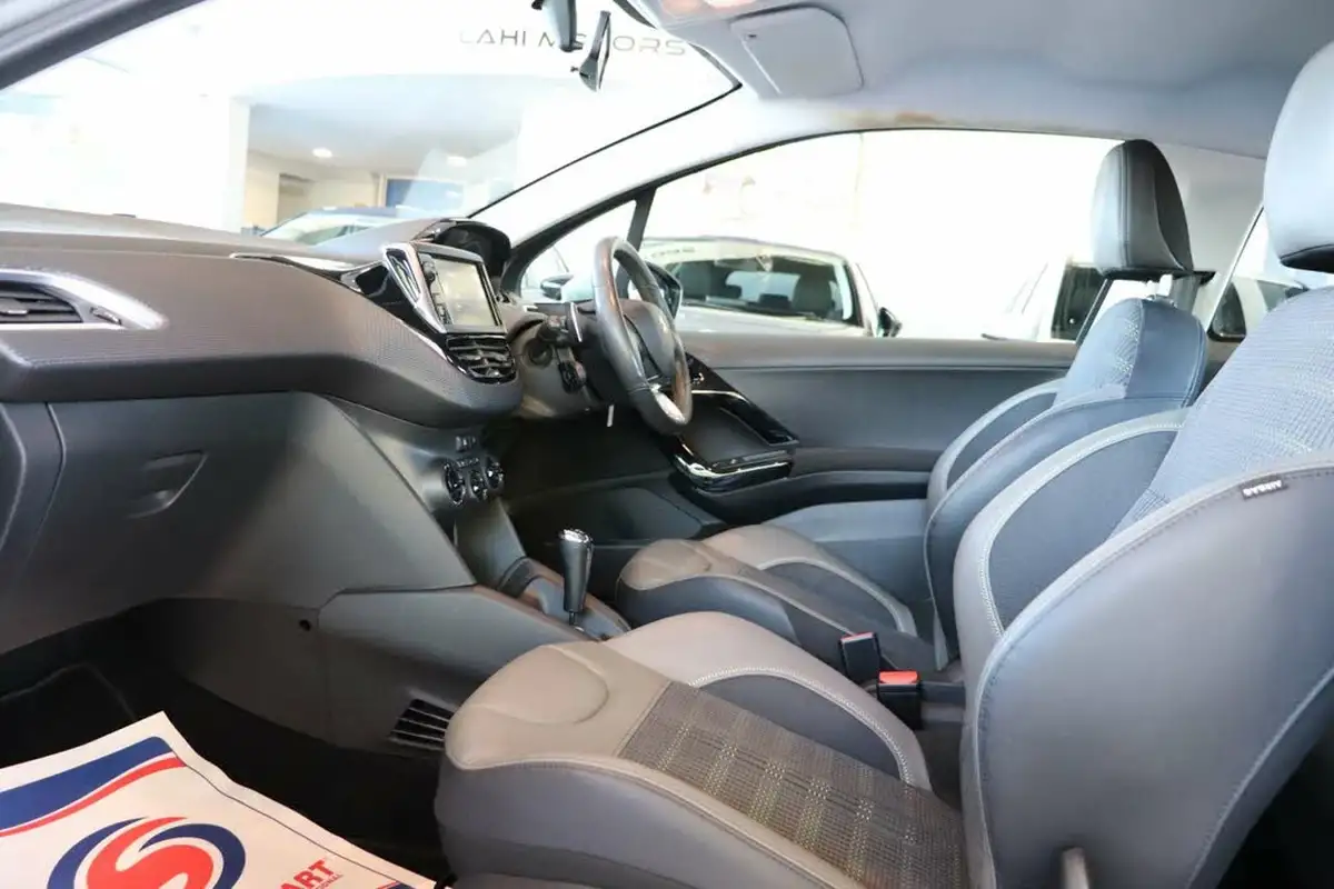 2017-peugeot-208-12-puretech-active-82bhp-ss-3d-etg5-big-32