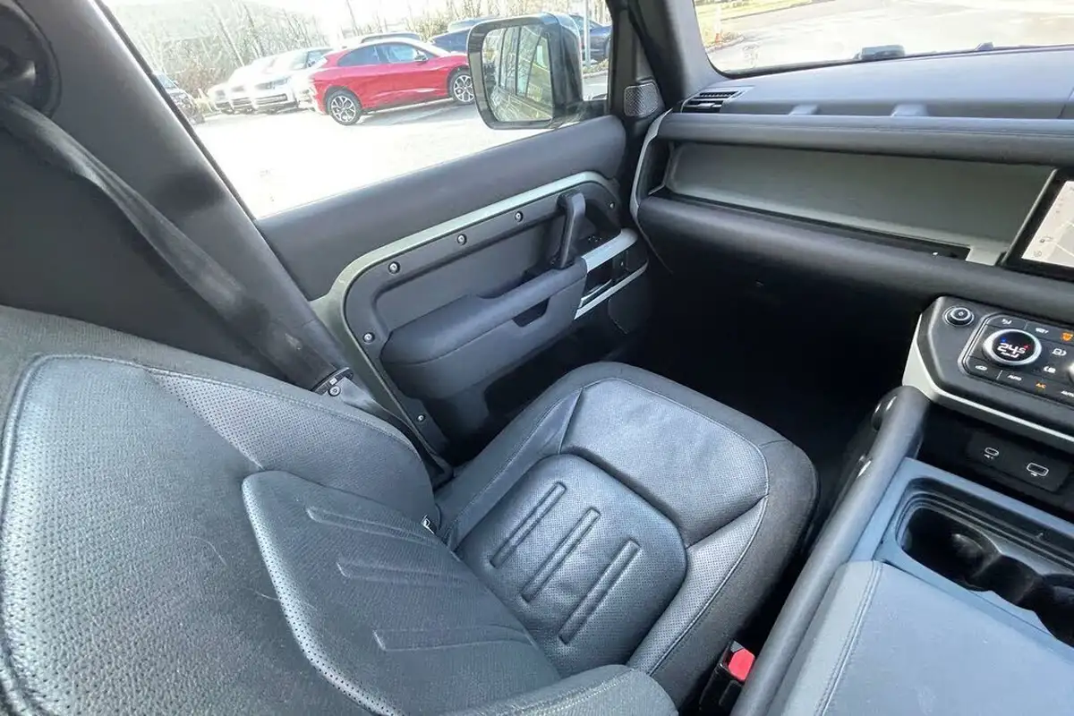 2020-land-rover-110-defender-20-p300-se-110-big-12