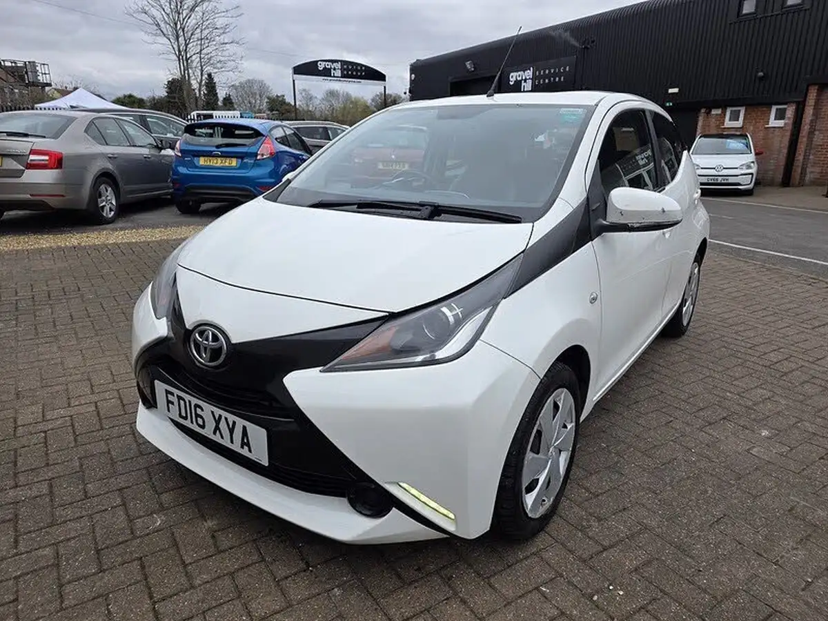 2016-toyota-aygo-10-vvt-i-x-play-68bhp-5d-big-2