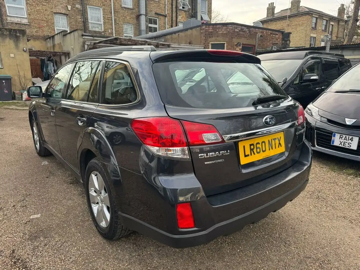 2010-subaru-outback-36-r-big-9