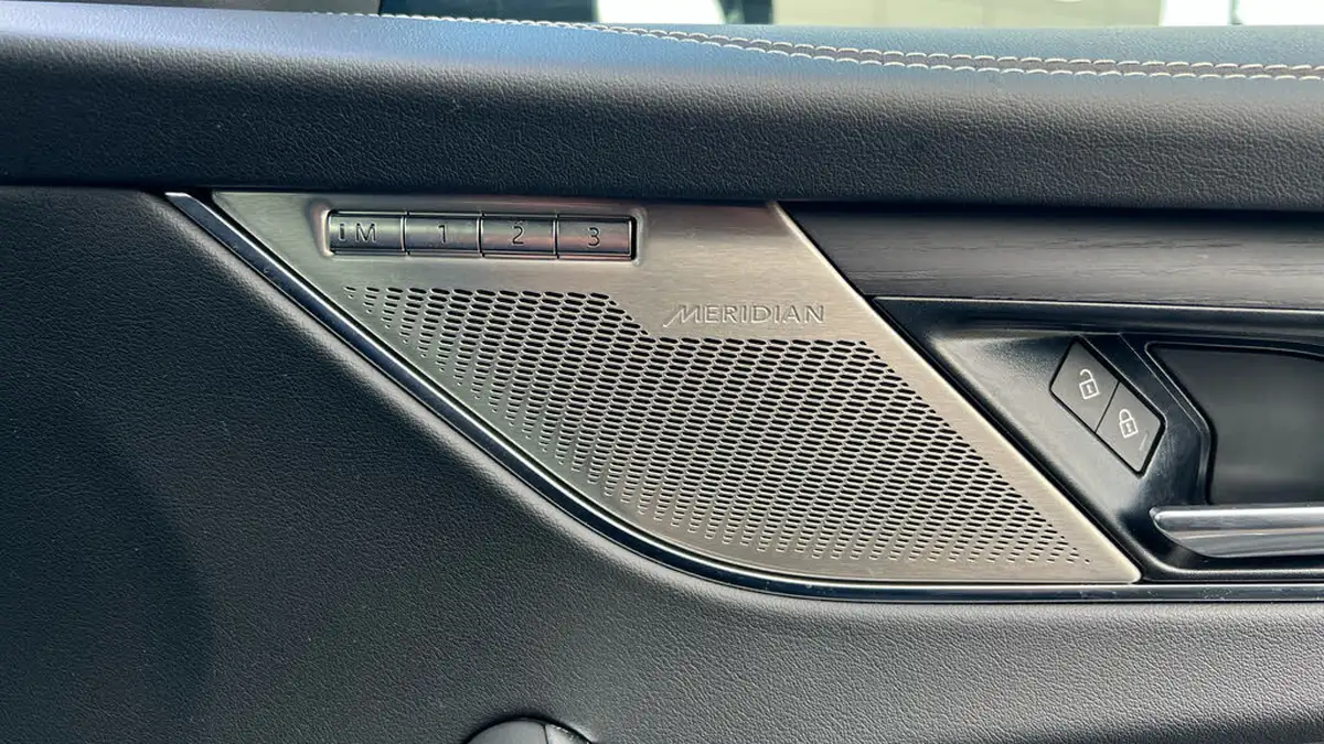 2023-jaguar-f-pace-20-p250-r-dynamic-hse-black-big-22