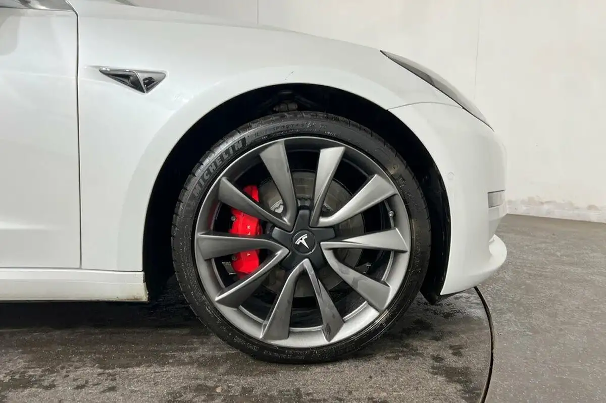 2021-tesla-model-3-e-performance-4x4-big-10