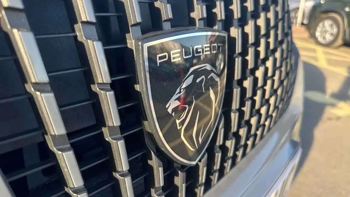 2025-peugeot-2008-suv-e-allure-136ps-50kwh-big-47