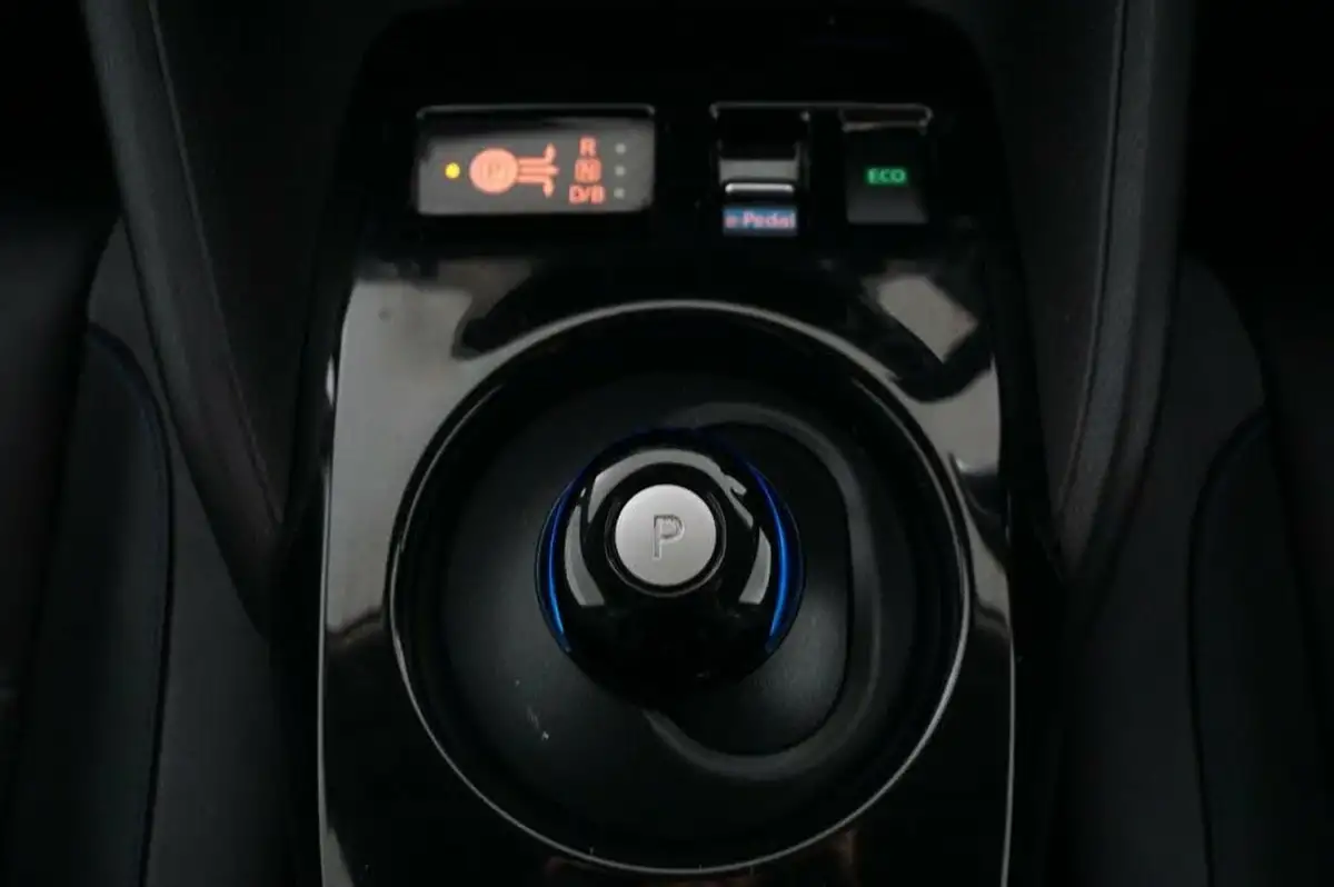 2023-nissan-leaf-e-tekna-39kwh-big-15