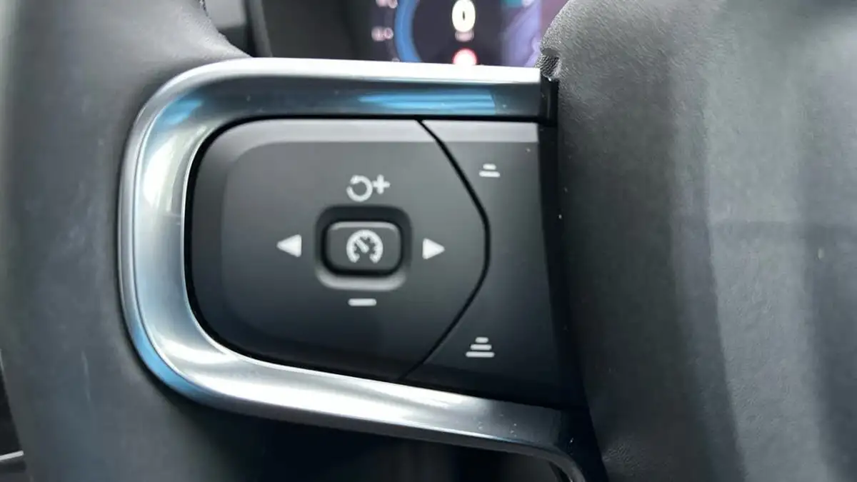 2024-volvo-xc40-20-b3-ultra-dark-big-17