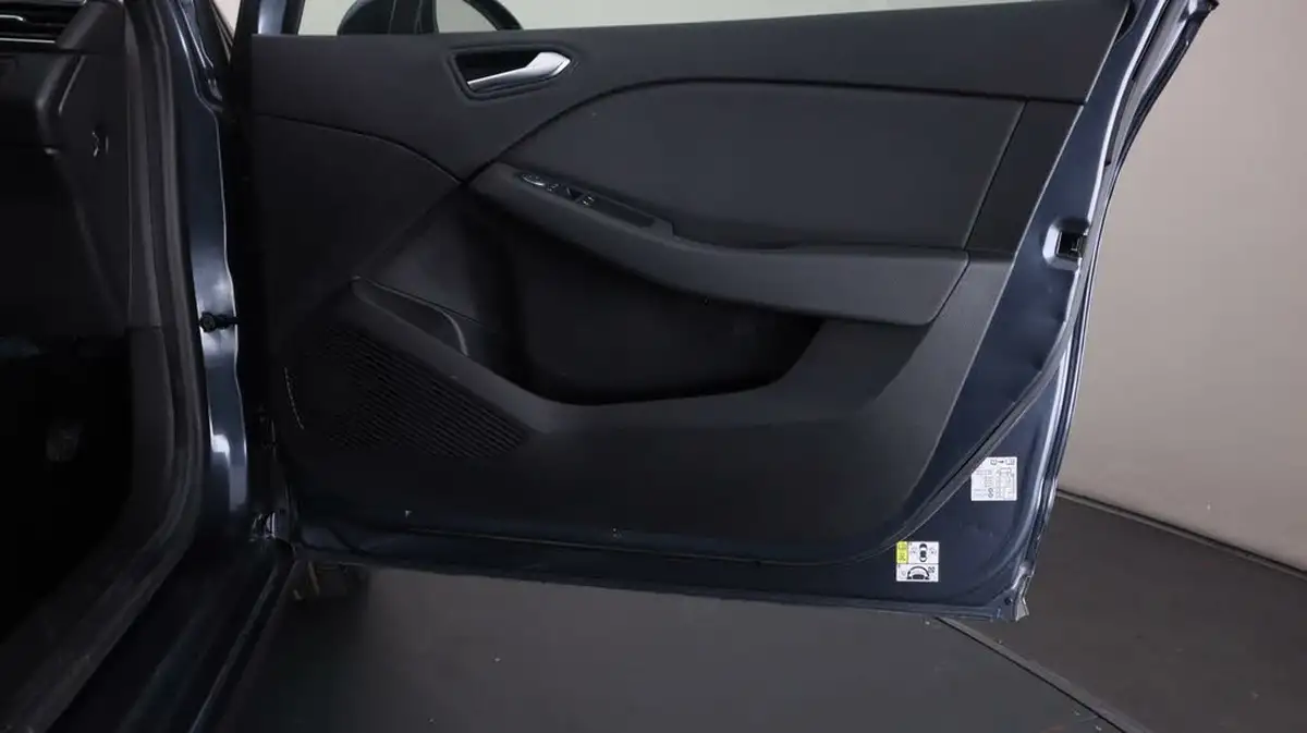 2020-renault-clio-10-sce-iconic-75bhp-big-15