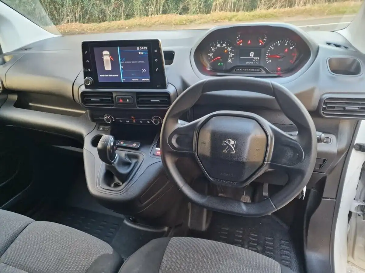 2019-peugeot-partner-15-bluehdi-1000-professional-100ps-eu6dt-panel-big-18