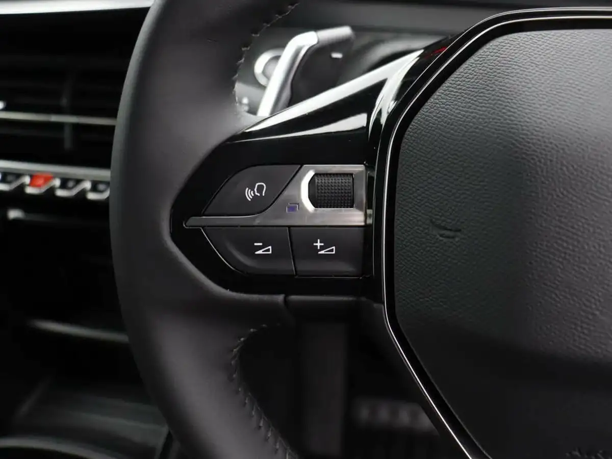 2021-peugeot-2008-suv-12-puretech-active-premium-130bhp-eat8-big-14