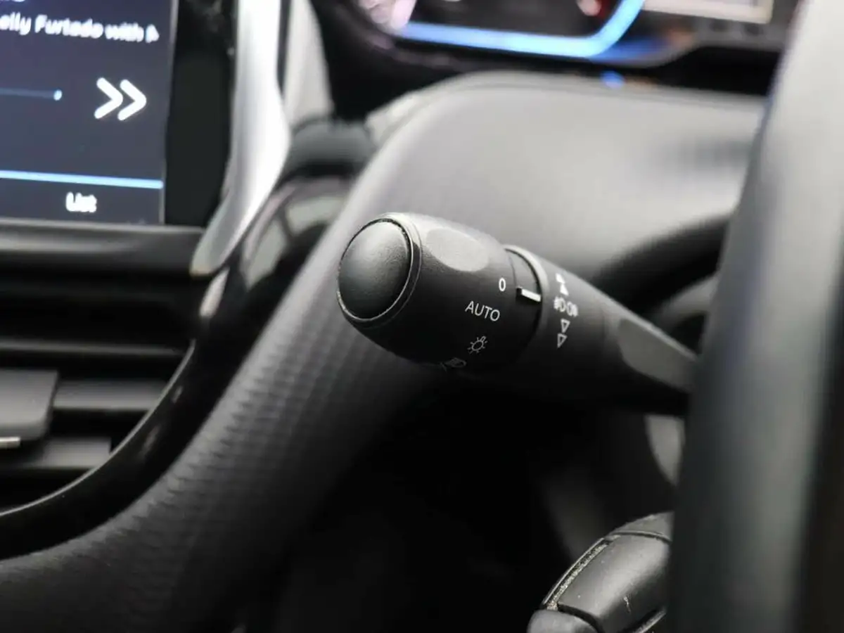 2019-peugeot-2008-suv-12-puretech-allure-premium-130bhp-big-41