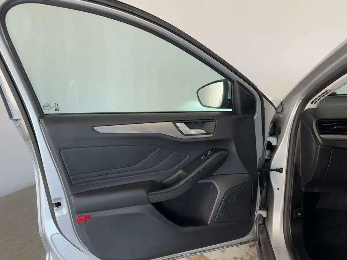 2020-ford-focus-10t-titanium-estate-auto-big-8