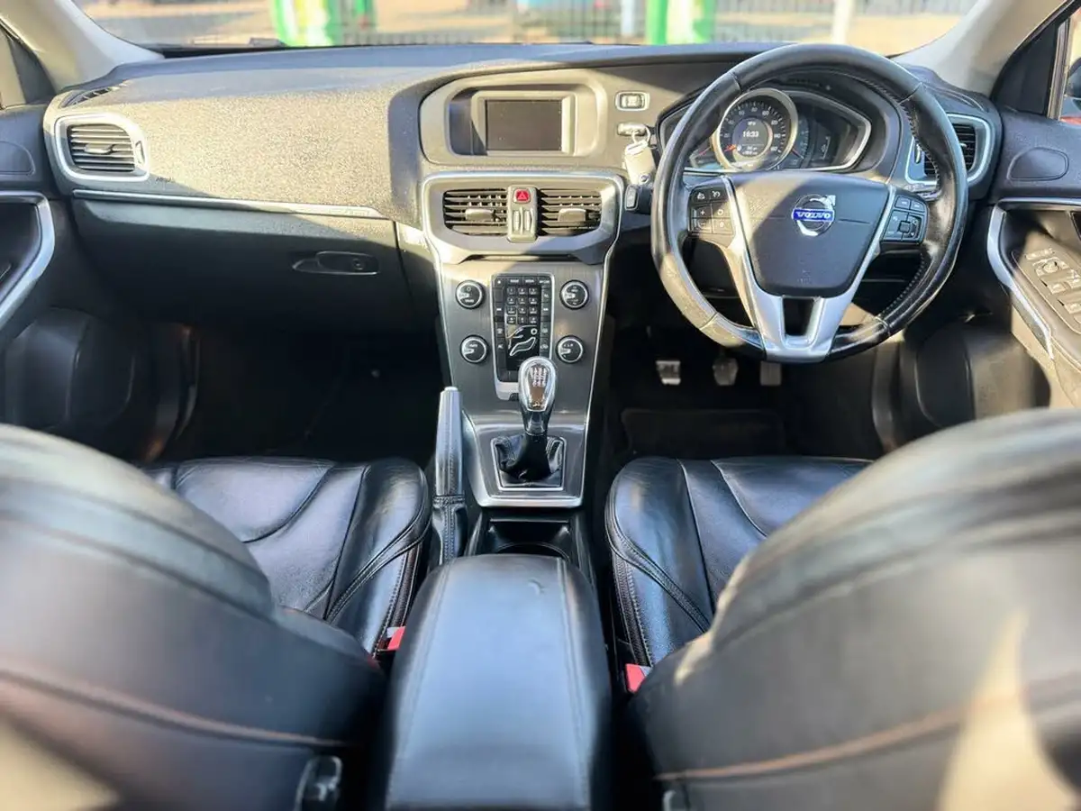 2013-volvo-v40-16td-d2-cross-country-lux-big-28