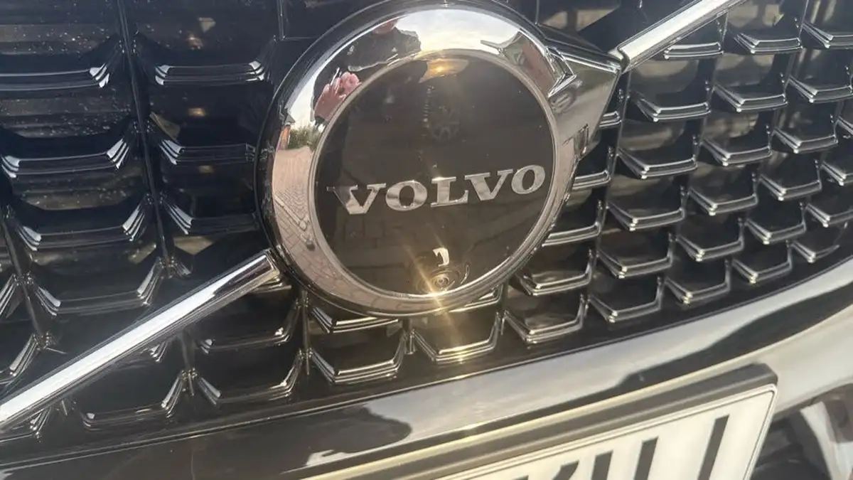 2024-volvo-xc60-20-b5-ultra-dark-big-47