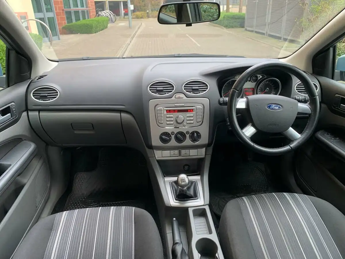 2009-ford-focus-16-style-hatchback-5d-big-13