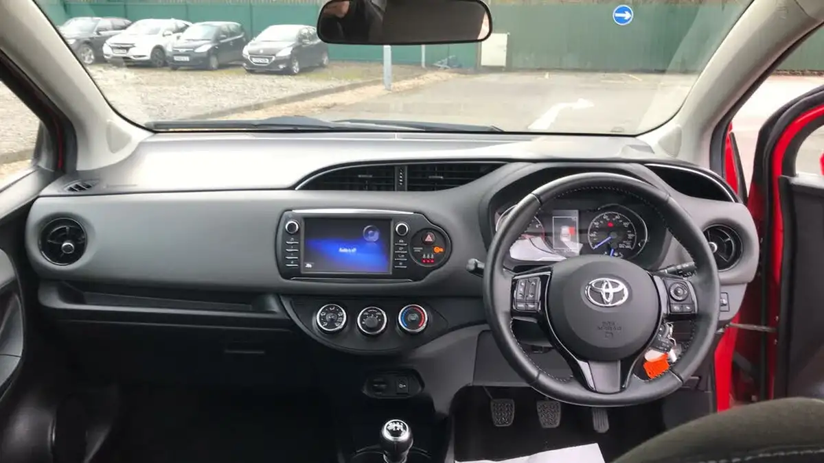 2018-toyota-yaris-15-vvt-i-icon-navi-big-4