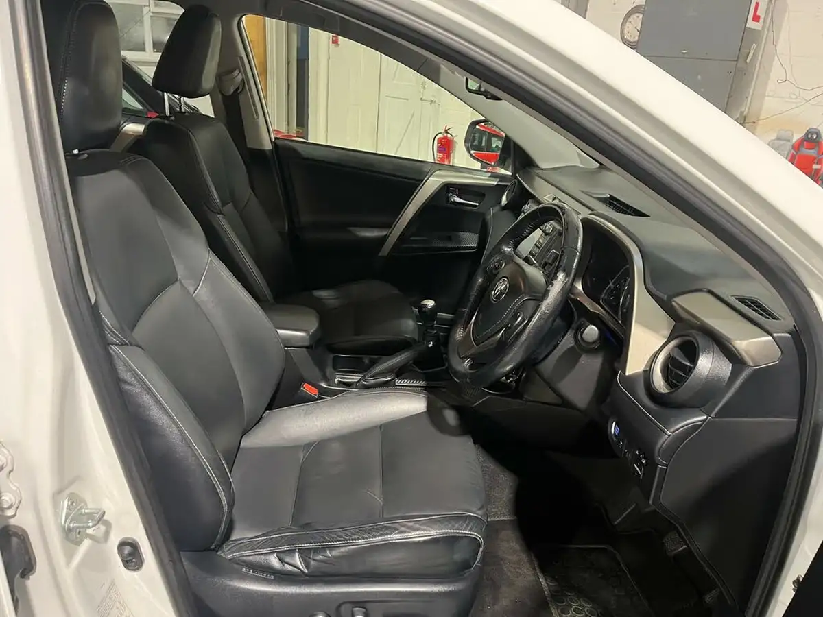 2015-toyota-rav4-20td-invincible-2wd-big-11