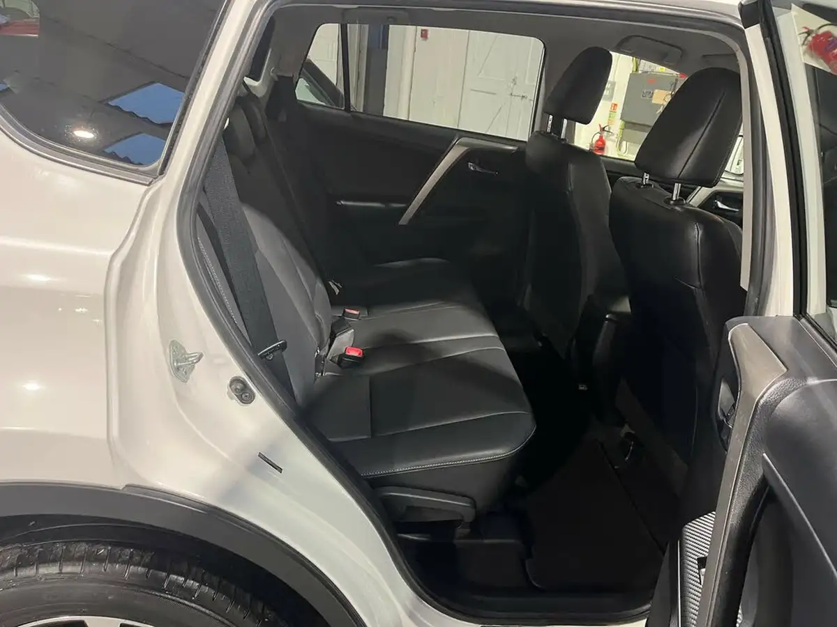 2015-toyota-rav4-20td-invincible-2wd-big-15
