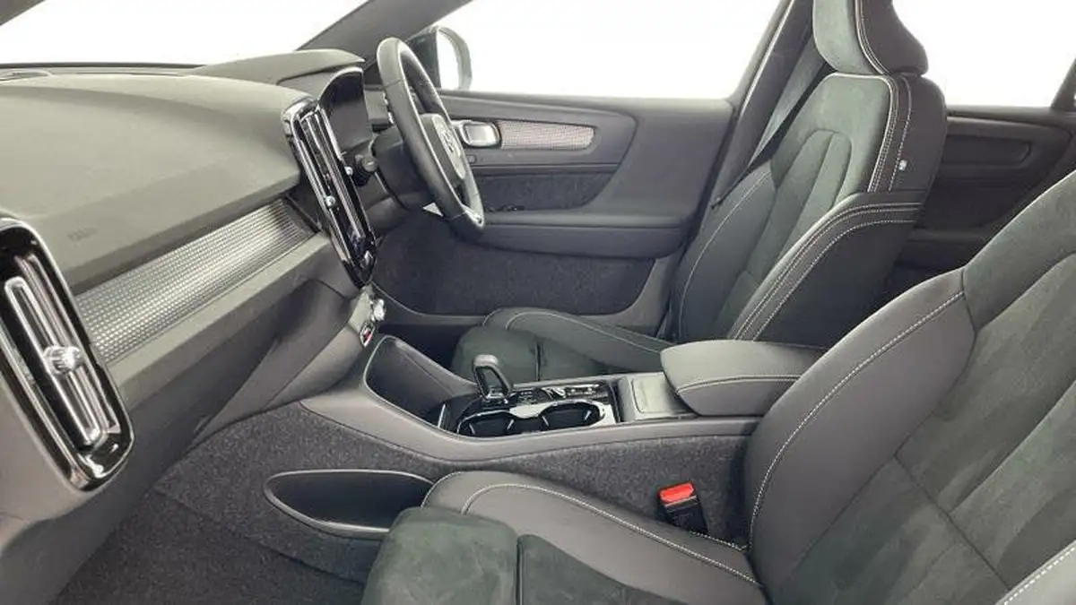 2024-volvo-xc40-20-b3-core-big-38