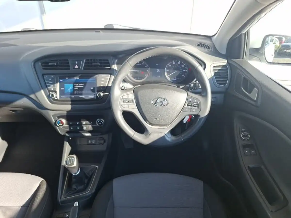 2017-hyundai-i20-10-t-gdi-premium-nav-100ps-coupe-3d-big-6