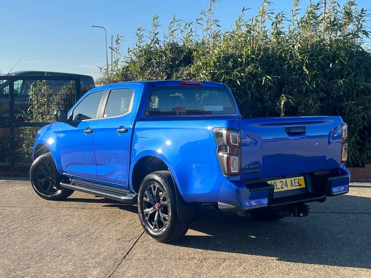 2024-isuzu-d-max-19td-v-cross-steel-edition-auto-big-2