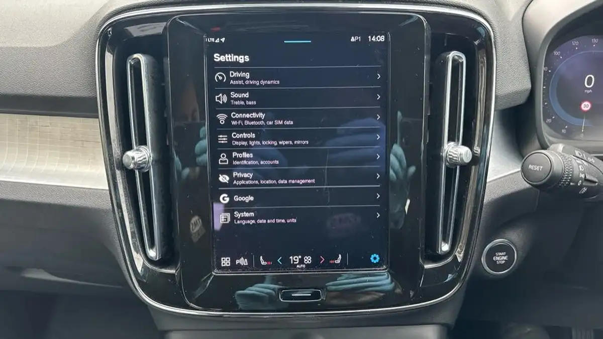 2023-volvo-xc40-20-b3-core-big-43