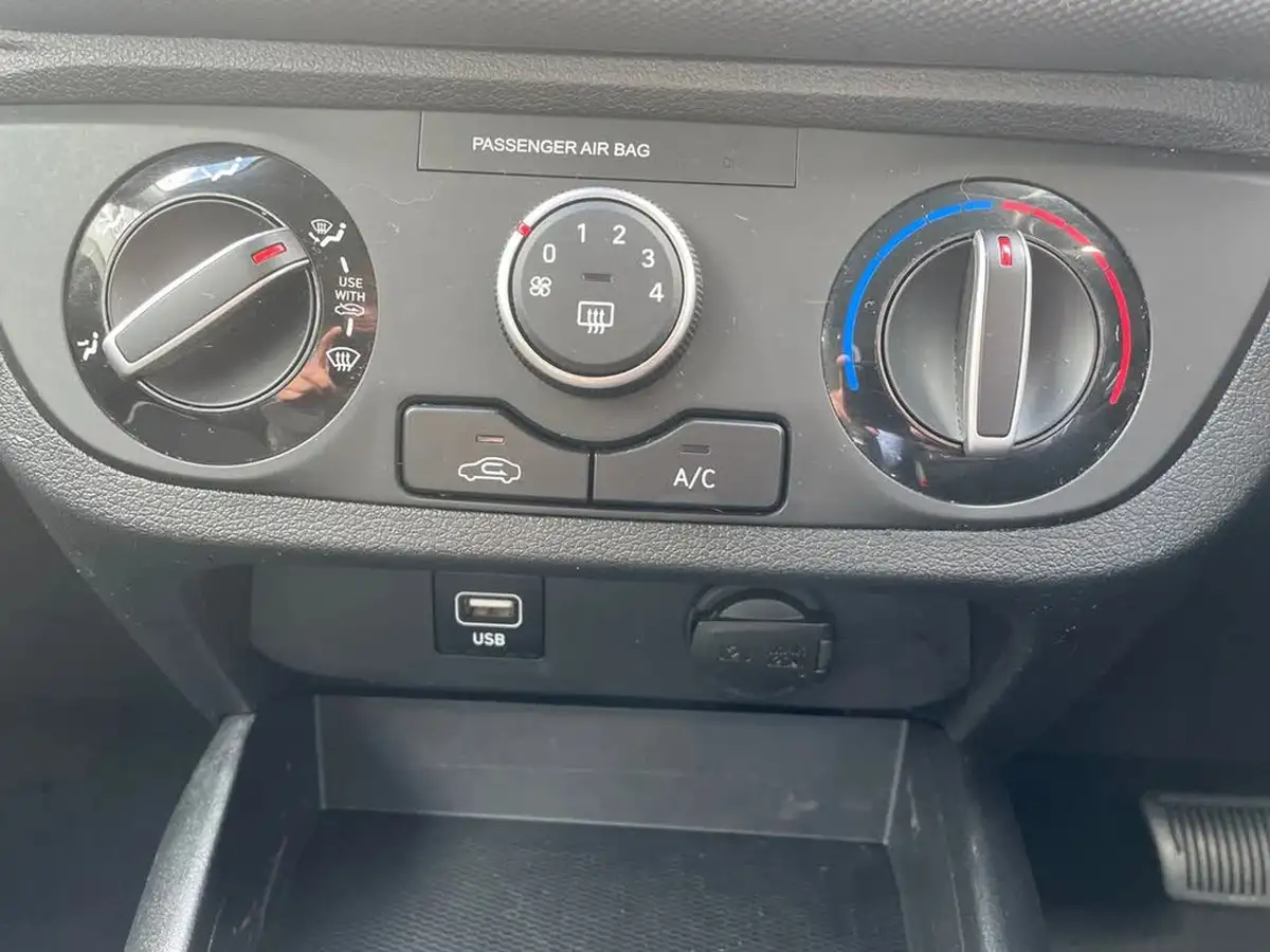 2023-hyundai-i10-12-se-connect-auto-big-16