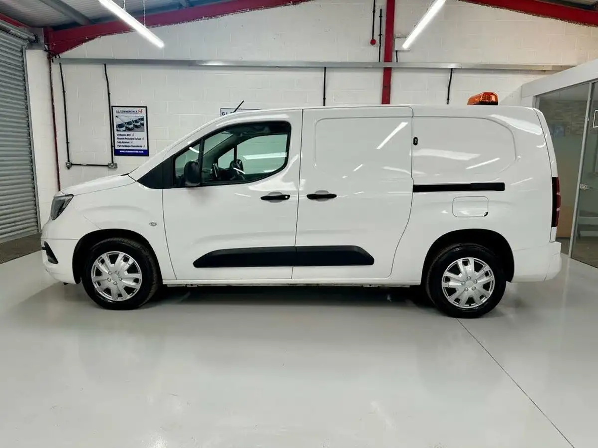2022-vauxhall-combo-15cdti-sportive-2300-100pseu6d-l2h1-big-5