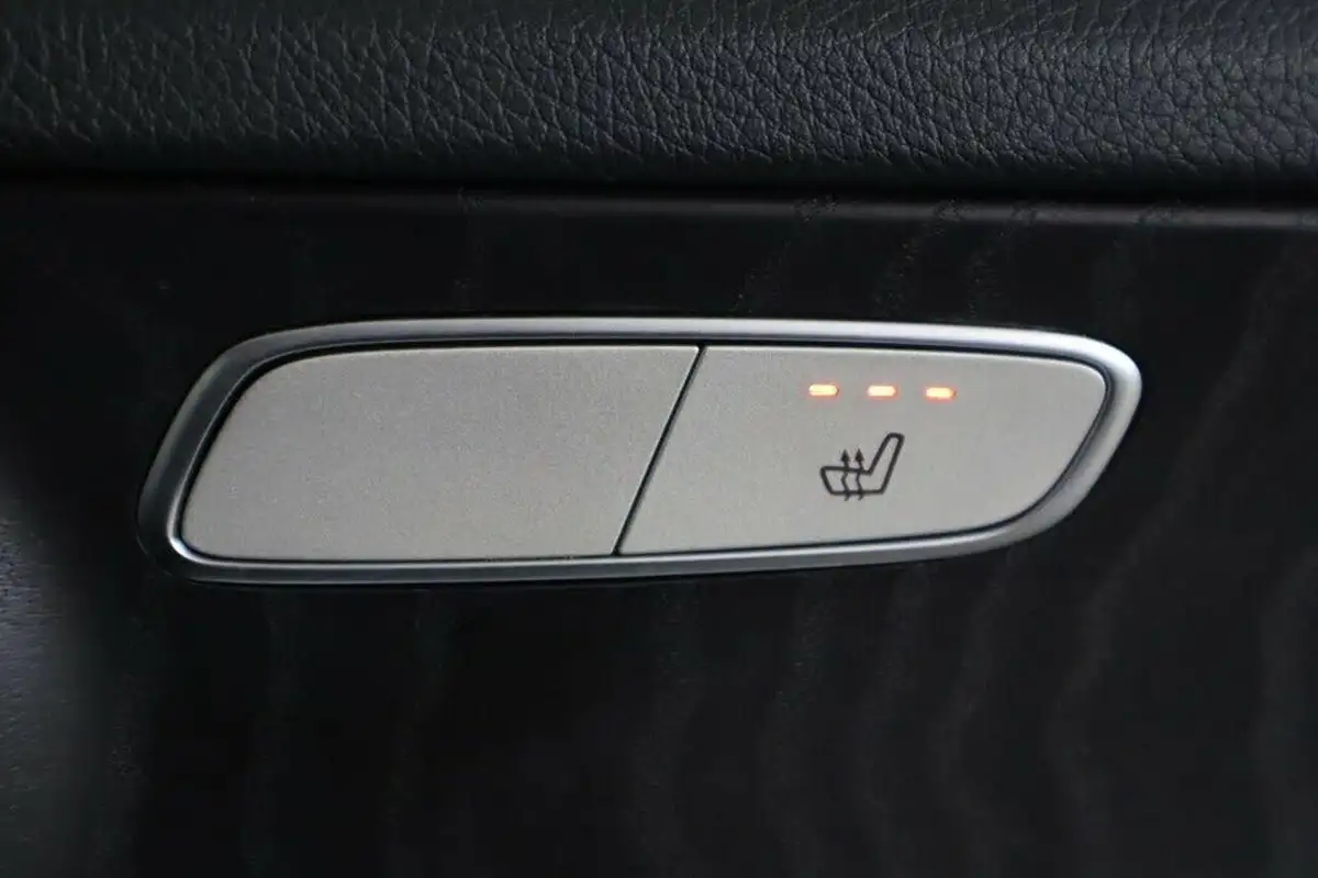 2018-mercedes-benz-c-class-20-c200-amg-line-ss-saloon-4d-9g-tronic-plus-big-25